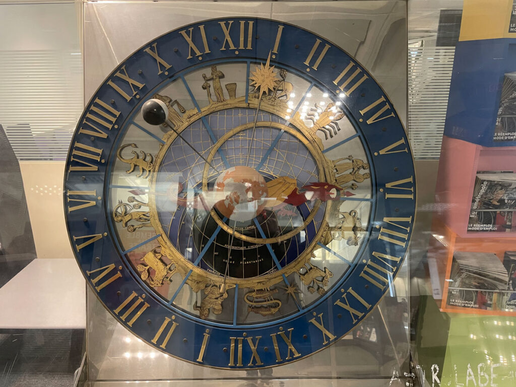 Astrolabe de la mairie de Strasbourg encore présent au 1ᵉʳ étage du centre administratif.