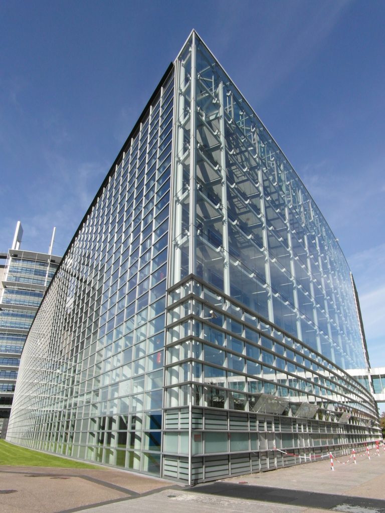 Parlement Européen avant que la promenade Alcide De Gasperi, le long de l'Ill, ne soit fermé aux publics.