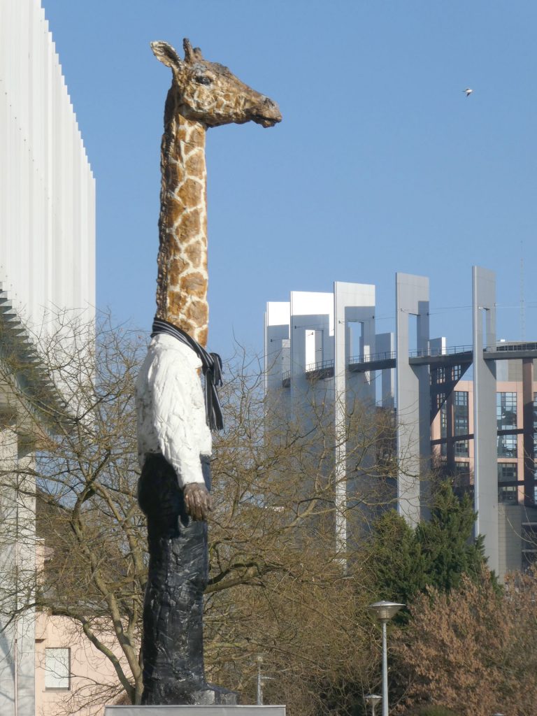 Stephan BalkenholHomme Girafe - 2006
Sculpture bronze, acrylique, acier inox
420 x 140 x 140 cm
Devant le siège de ARTE