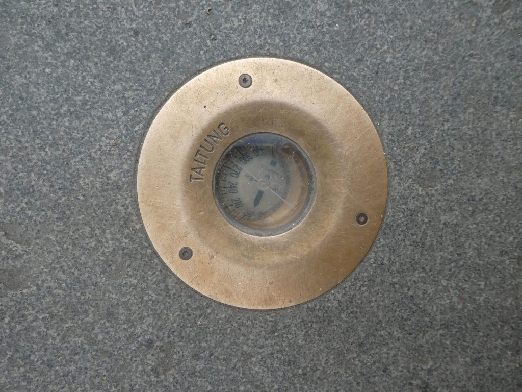 Jean-Marie KrauthBoussoles au sol - 2000
« Taitung » station Kléber
« Saline Royale » station Wacken
Bronze massif, verre saphir,
12 cm.