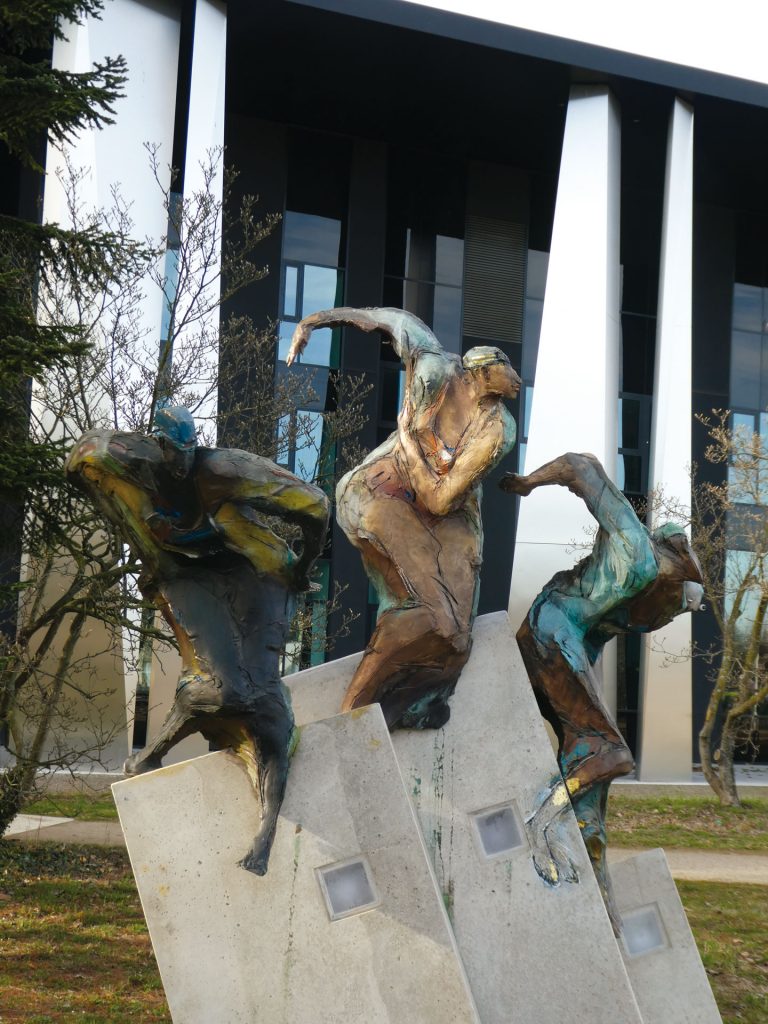 France et Hugues Siptrott - La fontaine de Scylla -1989devenue « Les trois nageuses de jardin » - 2016
Sculpture bronze polychrome.
Photo Philippe Jobert