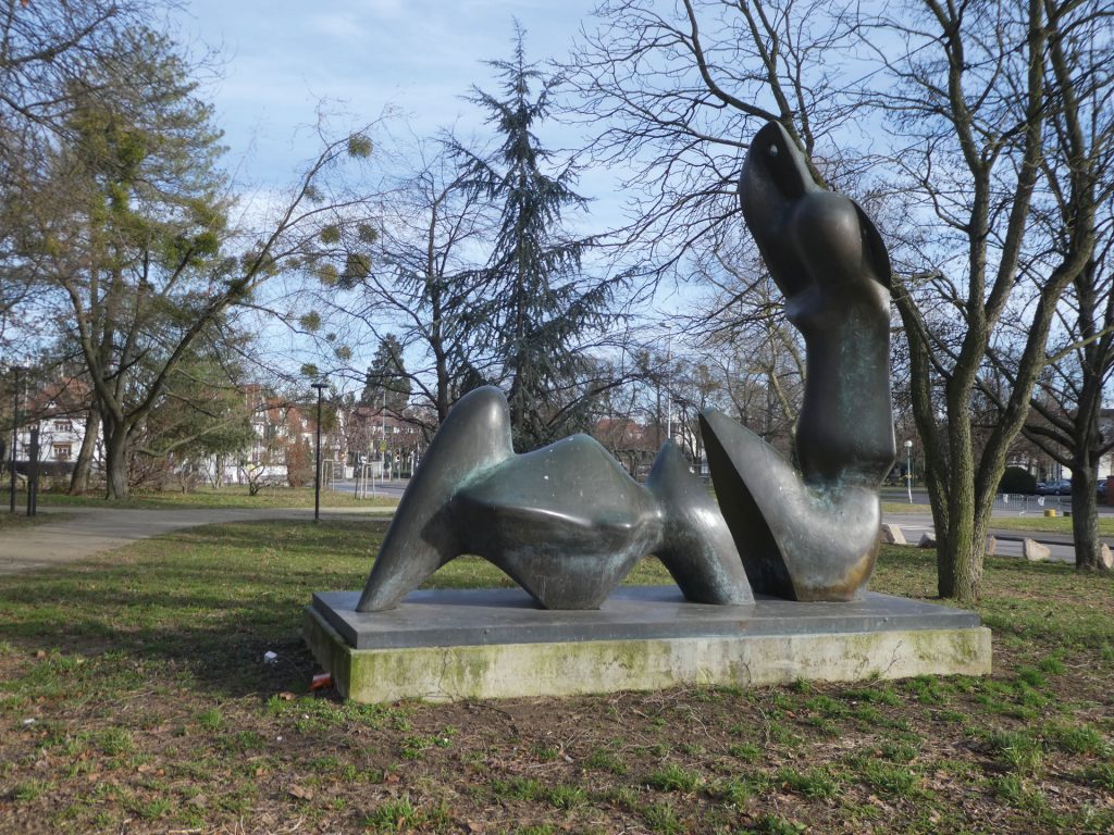 Henry Moore - Two Pieces Reclining Figure : Cut - 1981Bronze coulé, socle métal et marbre
Jardin du palais de la musique et des congrès