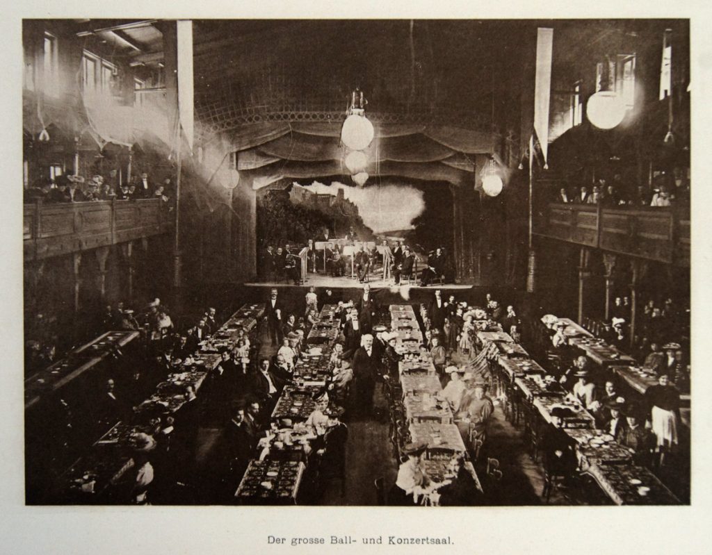 Vue de l'intérieur de la salle de spectacle à partir des balcons.
