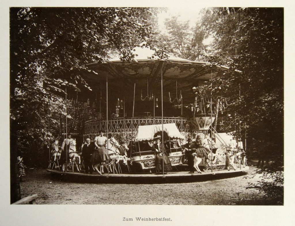 Manège aux chevaux de bois.